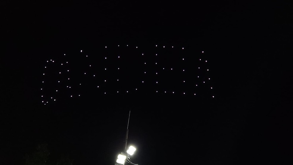 Portela faz show de drones no início de seu desfile no carnaval 2023 — Foto: Felipe Grinberg