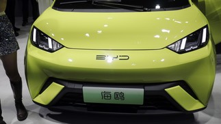 Seagull, carro elétrico da montadora chinesa BYD, que deve chegar ao Brasil por cerca de R$ 55 mil, é apresentado no salão do automóvel de Xangai. Qilai Shen/Bloomberg