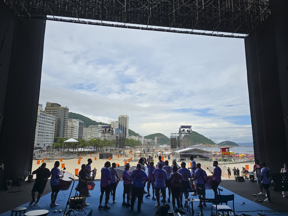 Integrantes da Escola de Samba Ferradoro ensaiam no palco principal de Copacabana: uma delícia para os nadadores - Foto: Leo Martins/Agência O Globo