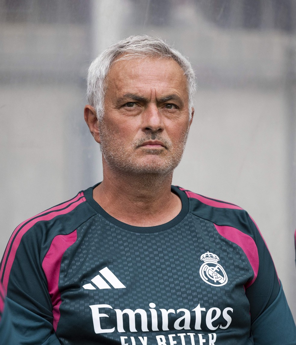 José Mourinho durante partida entre Real Madrid e Fiorentina — Foto: WOLFGANG JANNACH / APA / AFP