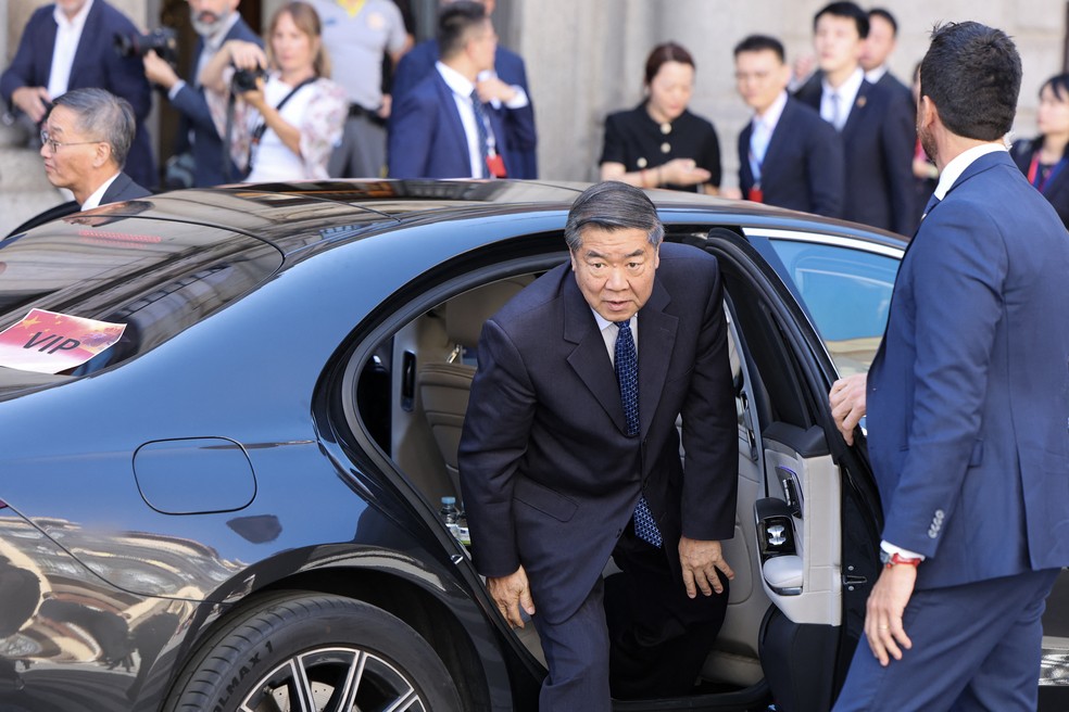 He Lifeng, vice primeiro ministro chinês, chegando ao local da reunião em Madri — Foto: Thomas Coex / AFP