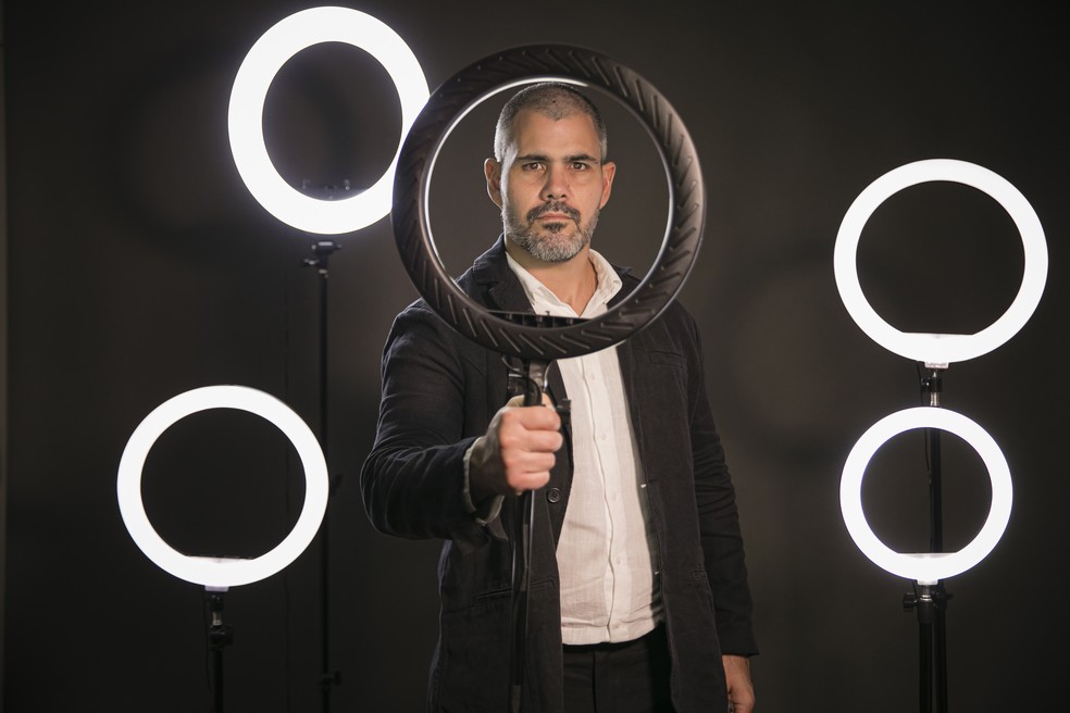 Juliano Cazarré em cena da peça 'Compliance' — Foto: Pamela Miranda/Divulgação