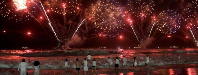 Multidão que lotou a praia de Copacabana assistiu a 12 minutos de queima de fogos — Foto: Gabriel de Paiva/Agência O Globo