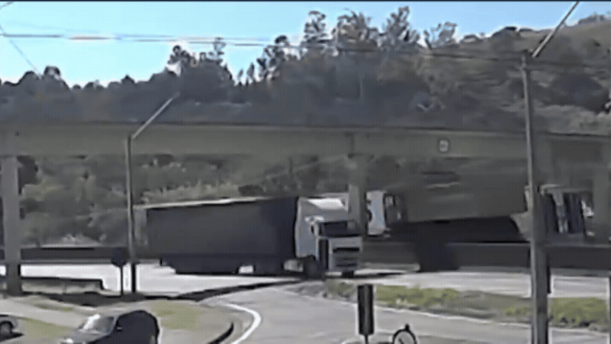Caminhão atinge passarela, que desaba e mata 2 em rodovia de SP; vídeo forte