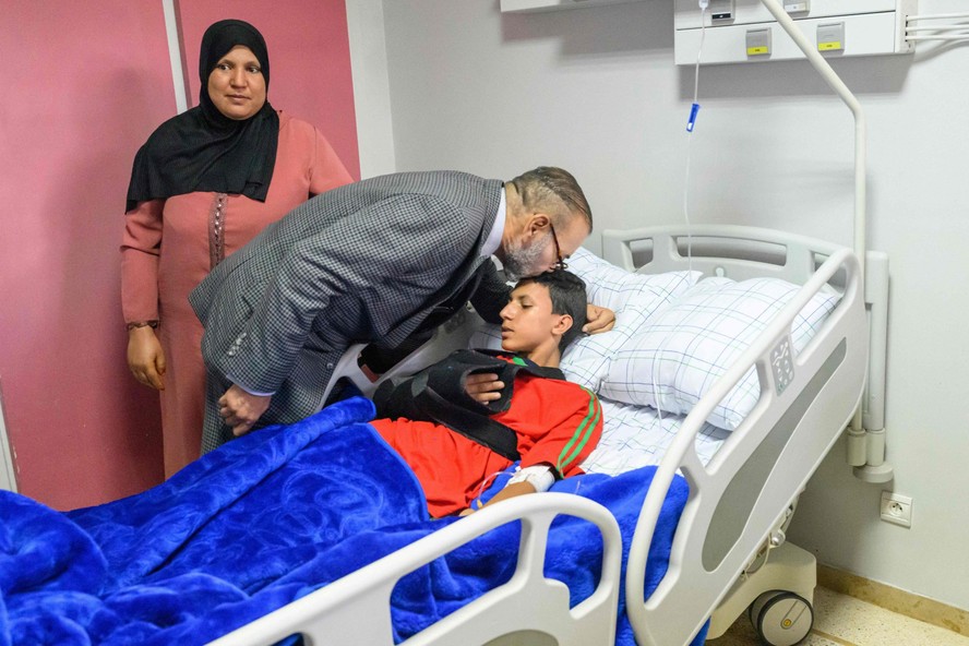Rei Mohammed VI visita feridos no hospital após terremoto que atingiu o Marrocos