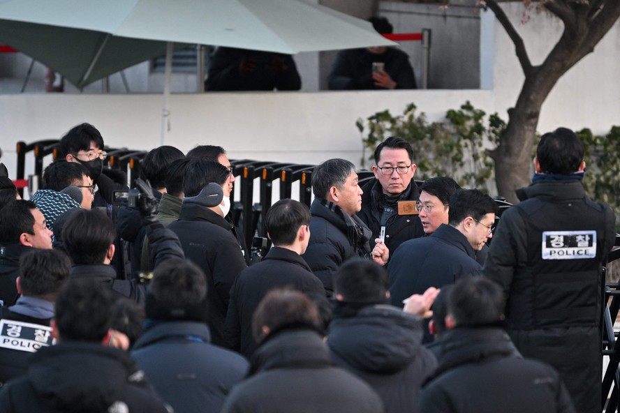 Polícia e investigadores anticorrupção na chegada à residência do presidente afastado da Coreia do Sul, Yoon Suk-yeol, em Seul