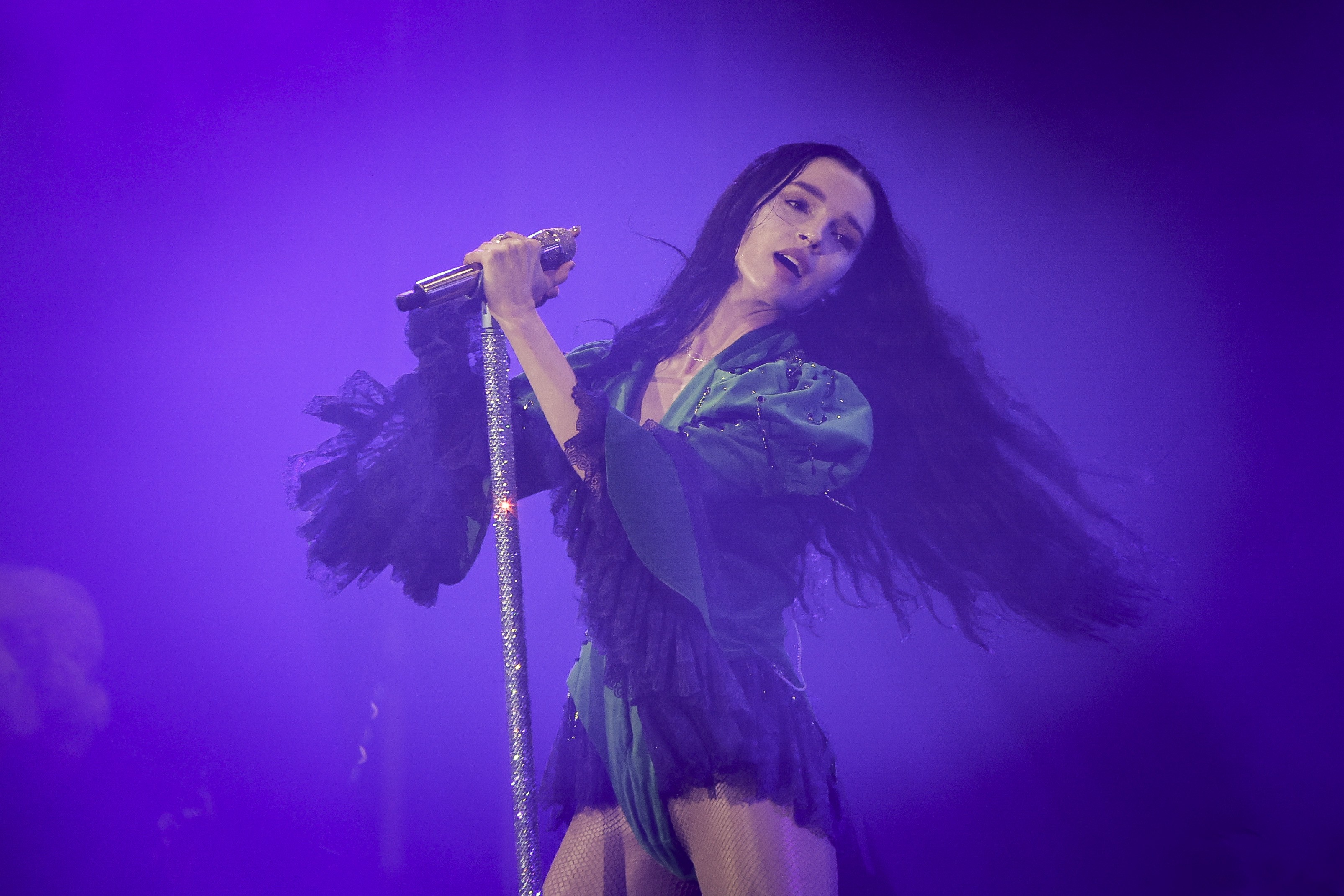 Crítica: Poppy impressiona no visual mas não sustenta show musicalmente