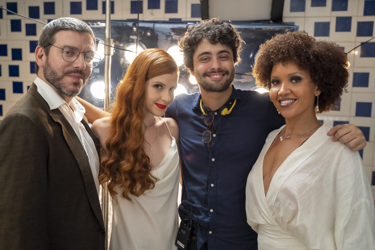 Lucas Vasconcelos posa com elenco de seu primeiro longa