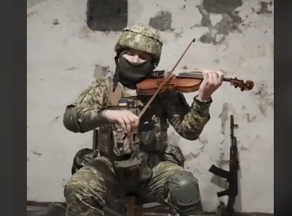 Soldado russo viraliza ao gravar vídeo tocando violino em bunker Reprodução  — Foto:         