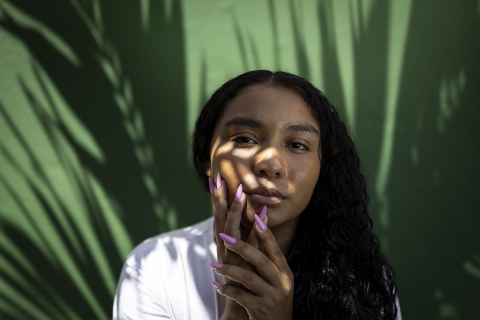Gabriela da Silva, de 22 anos, tenta reconstruir sua vida após sair de um relacionamento abusivo — Foto: Márcia Foletto/Agência O Globo