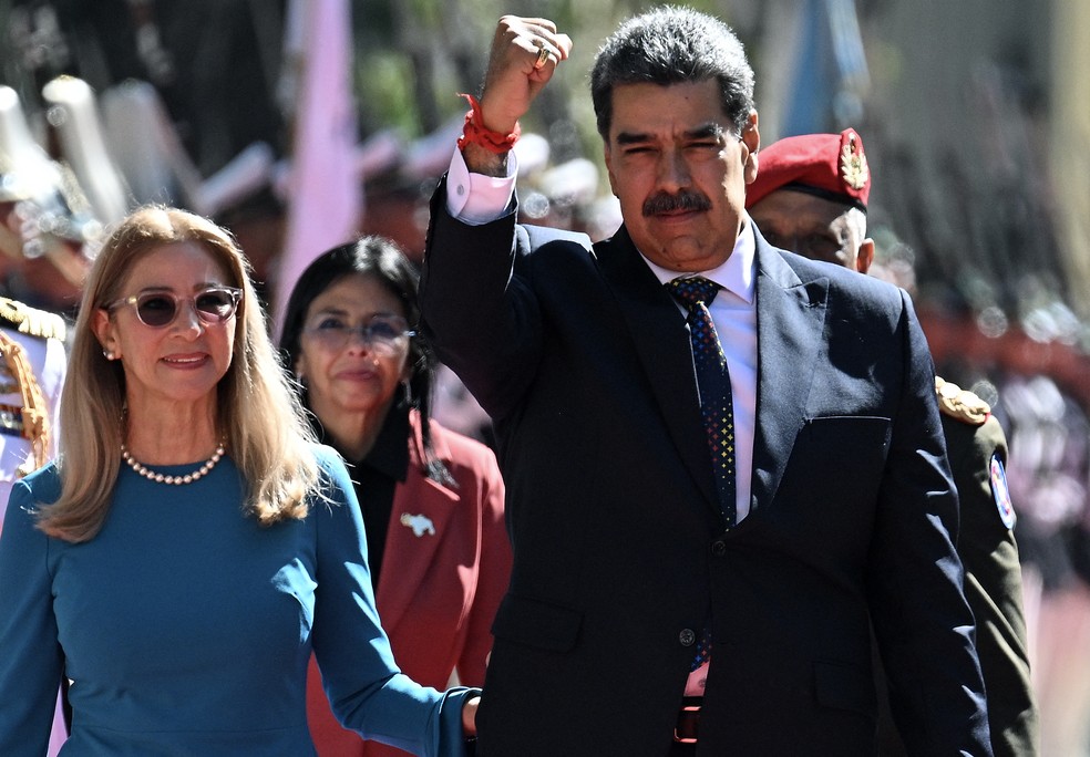 O presidente da Venezuela, Nicolas Maduro, ao lado da primeira-dama Cilia Flores, chega para sua posse em 10 de janeiro de 2025 — Foto: Federico Parra/AFP