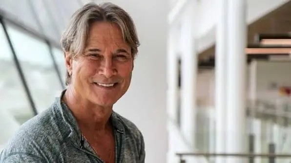 Morte de Richard Norton acende alerta para tratamento com peptídeos