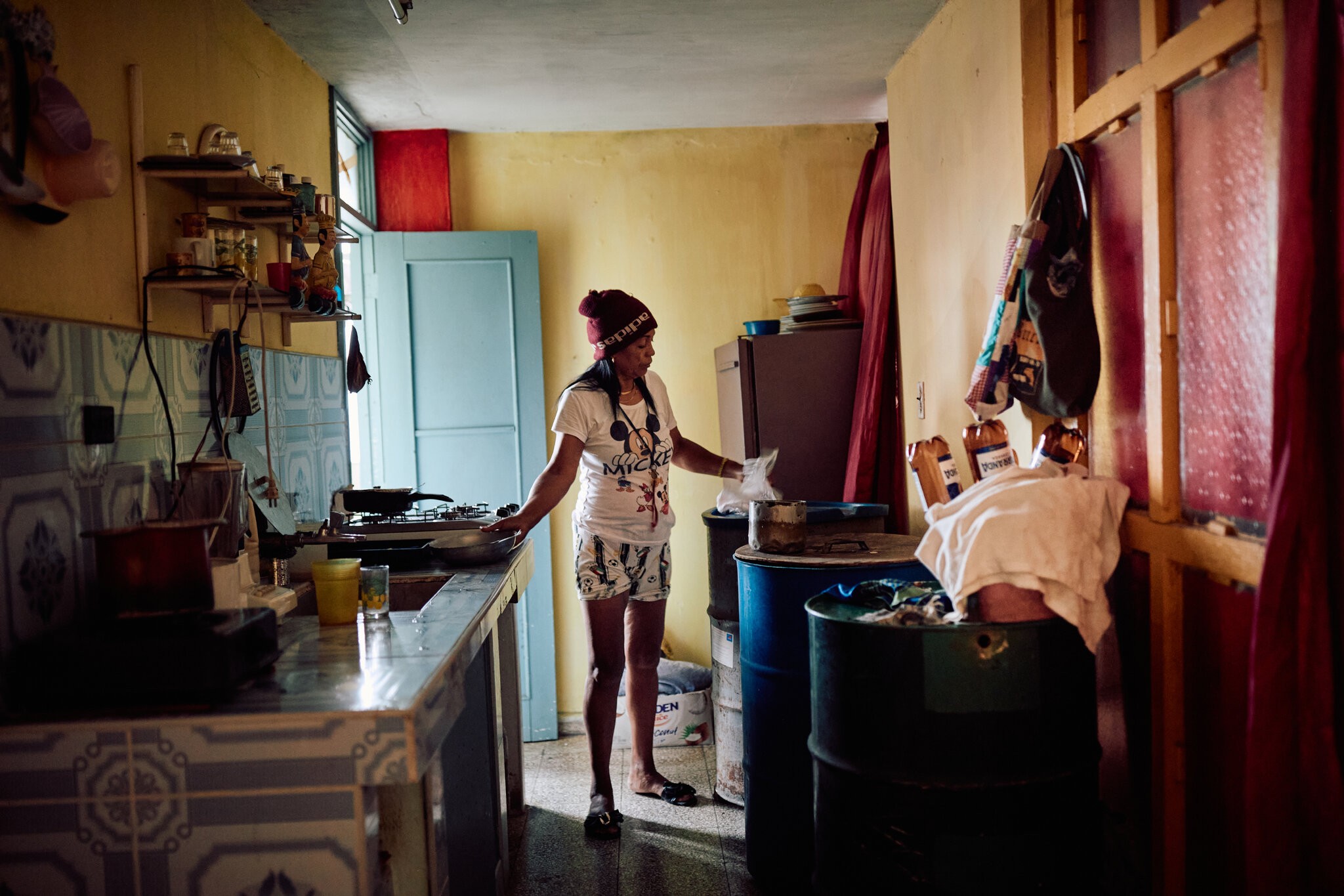 Plástico, isopor e carvão: Sem gás e com longos apagões, cubanos são forçados a improvisar para cozinhar e sobreviver