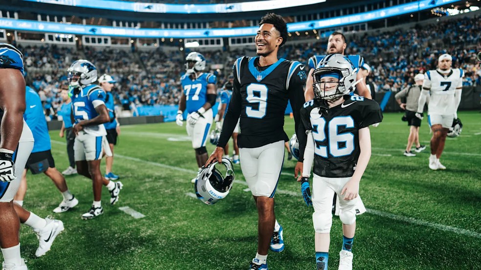 Jase Garland, no campo do Carolina Panthers &mdash; Foto: Andrew Stein/Carolina Panthers