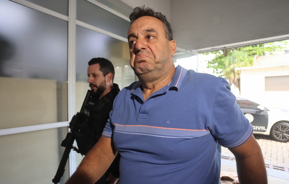 Polícia prende o vereador Ernane Aleixo (PL), de São João de Meriti, suspeito de ter negociado com traficantes vagas de nomeação em troca de apoio político — Foto: Fabiano Rocha / Agência O Globo