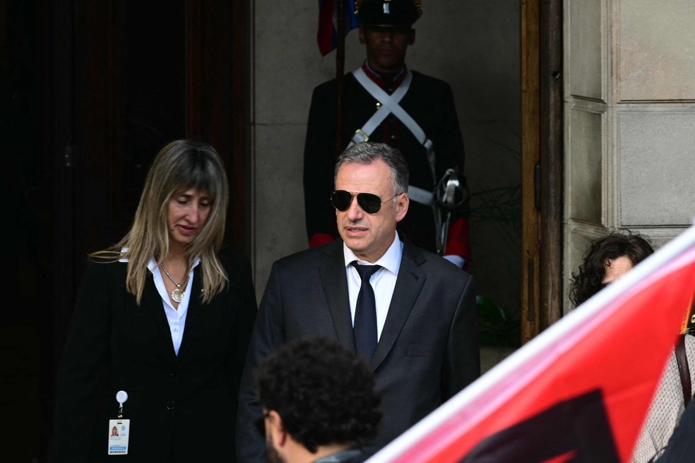 O presidente do Uruguai, Yamandú Orsi, chega para o cortejo fúnebre do ex-presidente Pepe Mujica — Foto: Pablo Porciuncula/AFP