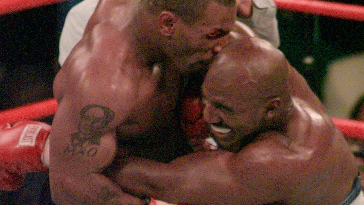 Lutador Mike Tyson A mordida infame de Mike Tyson, há 25 anos, e o chiclete na forma de orelha