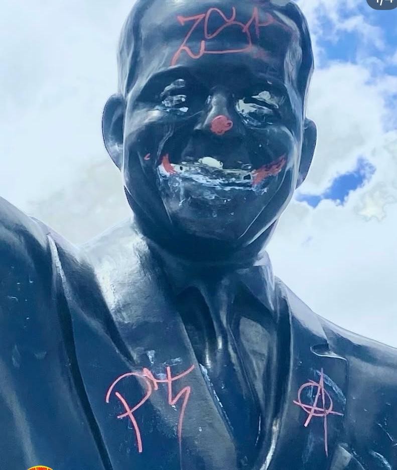 Estátua de João Goulart, deposto pelo golpe militar de 1964, é vandalizada em Porto Alegre
