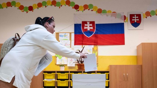 Com ex-premier pró-Rússia em vantagem, Eslováquia escolhe novo governo neste sábado