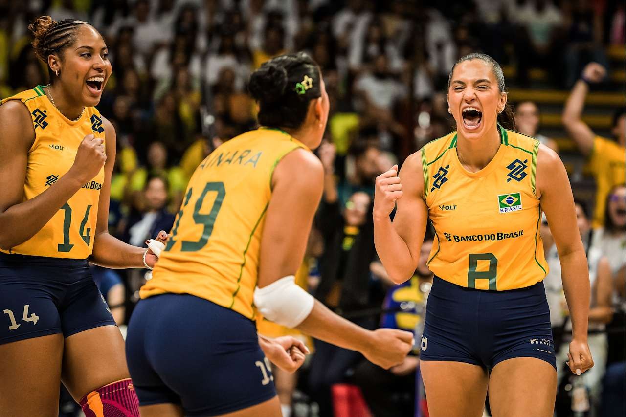 Seleção brasileira feminina de vôlei domina a França e segue