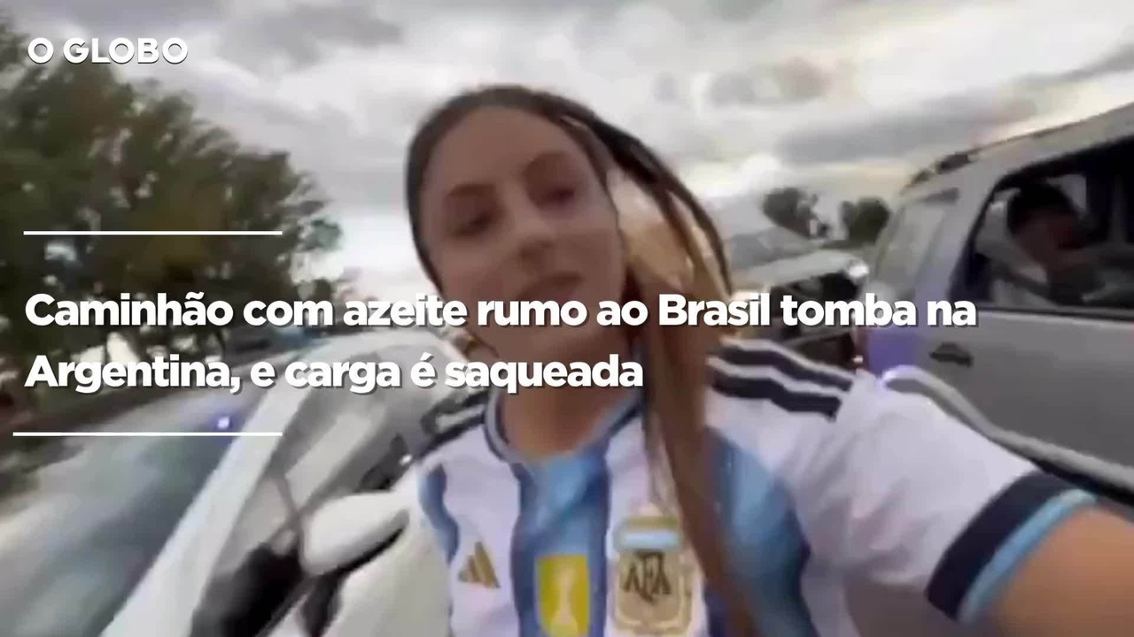 V&iacute;deo: caminh&atilde;o com azeite rumo ao Brasil tomba na Argentina, e carga &eacute; saqueada; influenciadora grava e participa da a&ccedil;&atilde;o