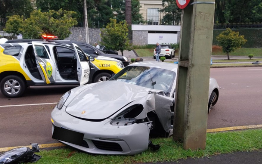 Porsche ficou destruído ao bater em poste em Curitiba (PR)