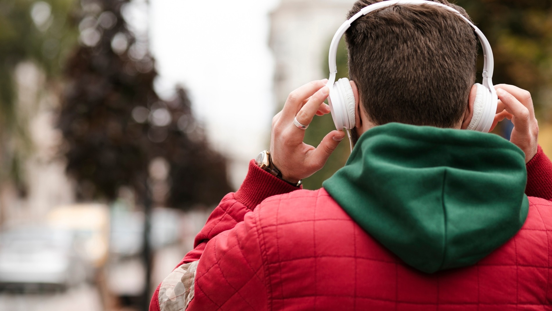 Por que algumas músicas brasileiras fazem sucesso primeiro no exterior? Especialista explica