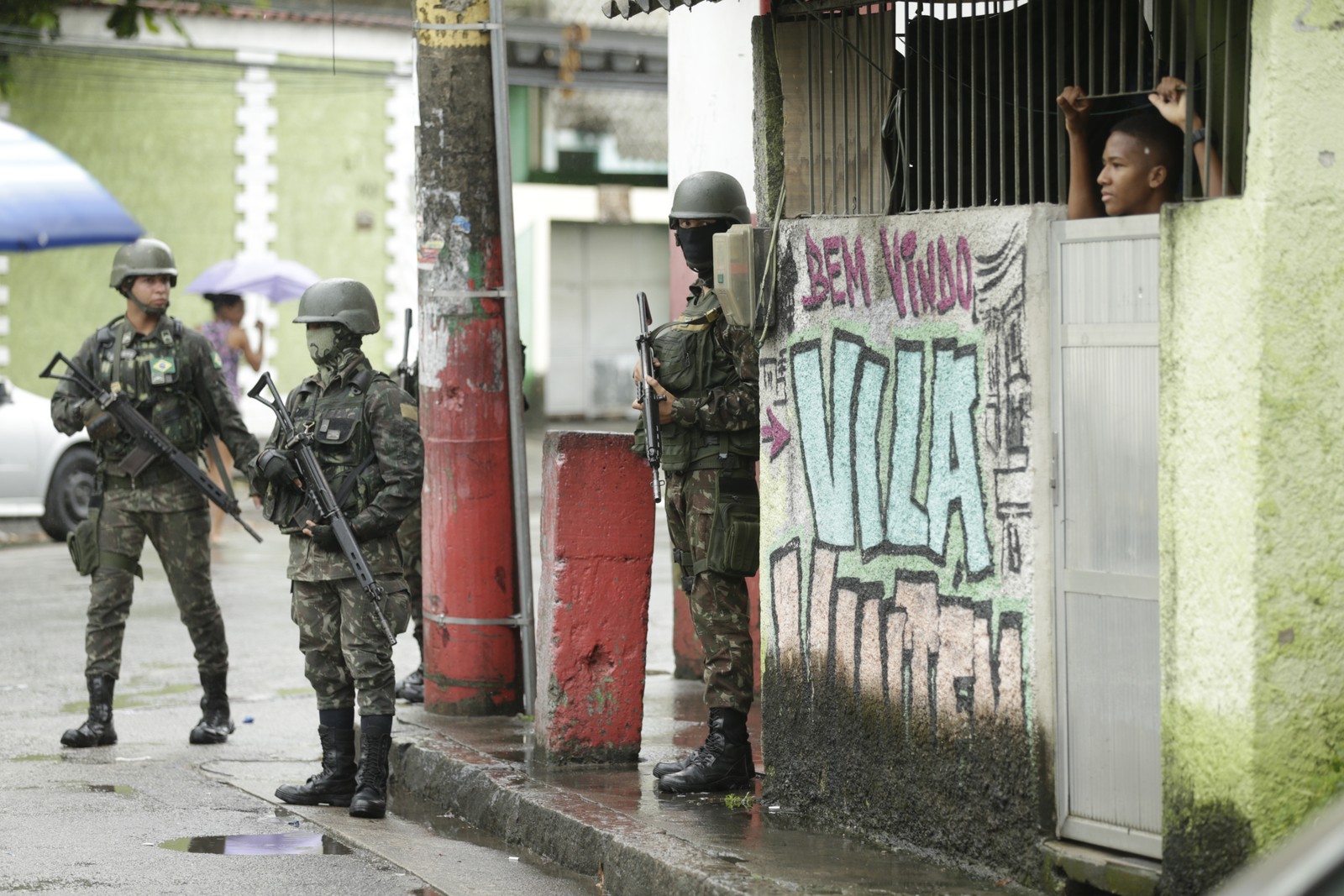 Militares das Forças Armadas fazem um cerco na comunidade da Vila Vintém, em Padre Miguel — Foto: Gabriel de Paiva / Agência O Globo