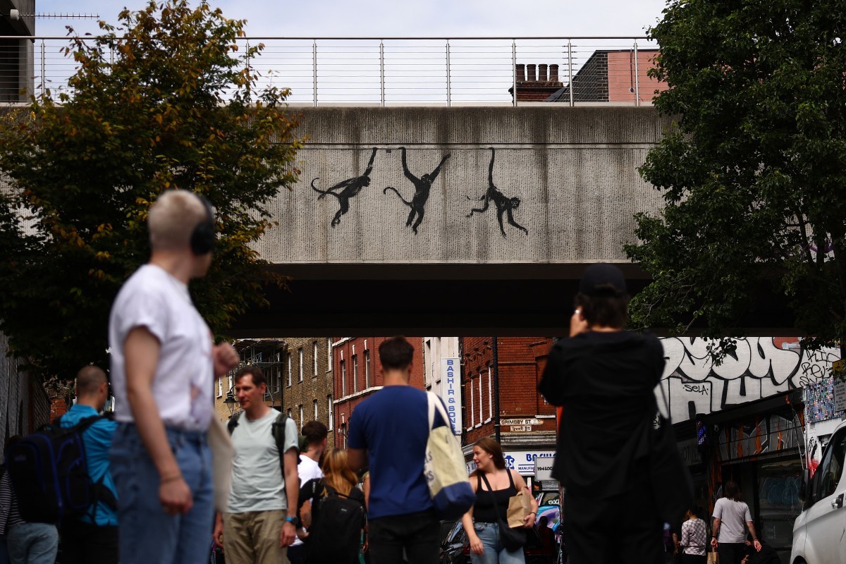 Banksy fecha semana que transformou Londres em zoológico com piranhas — Foto: BENJAMIN CREMEL / AFP