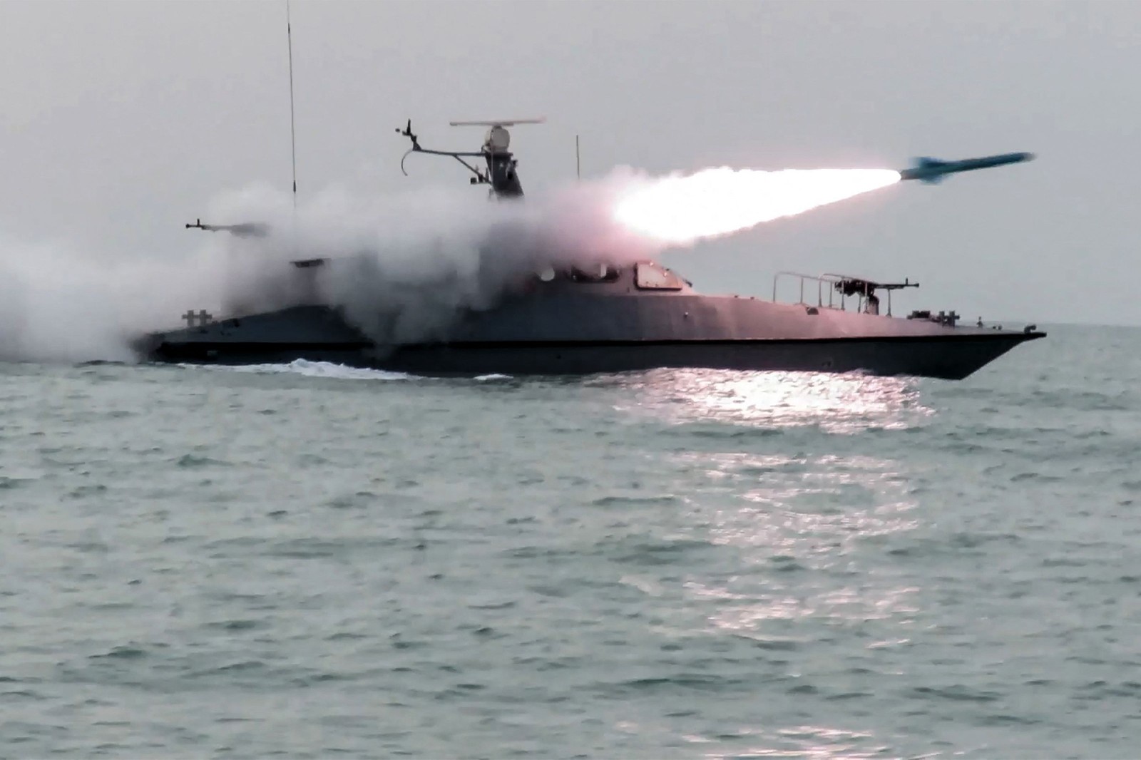 Navio da Guarda Revolucionária em exercício no Estreito de Ormuz — Foto: SEPAH NEWS / AFP