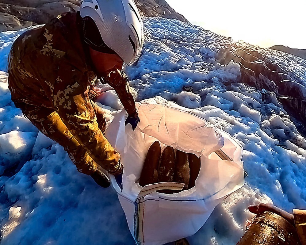 Derretimento de geleiras nos Alpes italianos revela arsenal da Primeira Guerra Mundial preservados por mais de 100 anos