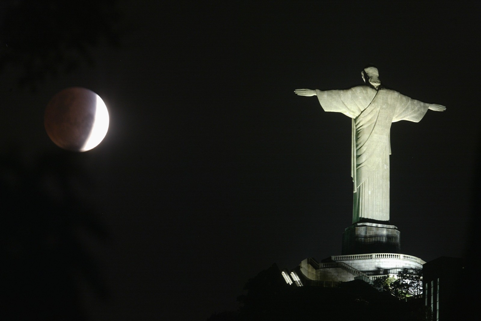 Eclipse lunar visto do Cristo Redentor, em 2004 — Foto: Custódio Coimbra