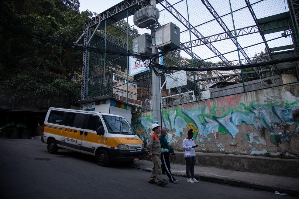 Light é a terceira concessionária que mais perde energia por furto — Foto: Brenno Carvalho/Agência O Globo