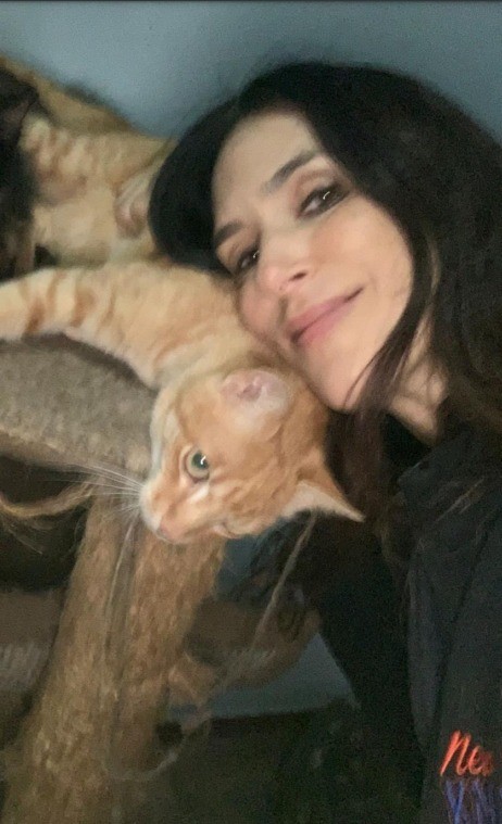 Sabine faz selfie com gato amarelo rajado — Foto: Sabine Coll Boghici / Divulgação