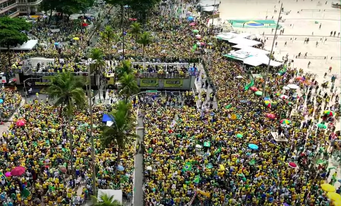 Apoiadores de Bolsonaro na Avenida Atlântica, em Copacabana, no Rio — Foto: Reprodução do Youtube
