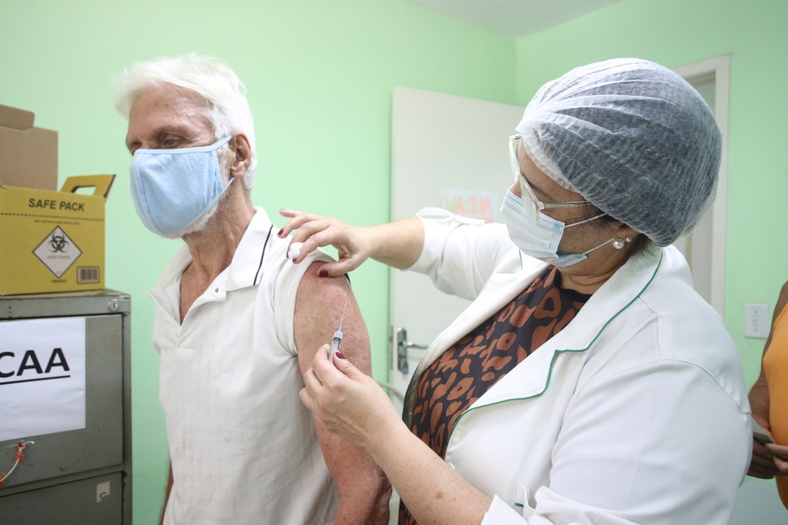 Profissional de saúde aplica vacina contra a Covid-19 em idoso Prefeitura de Niterói