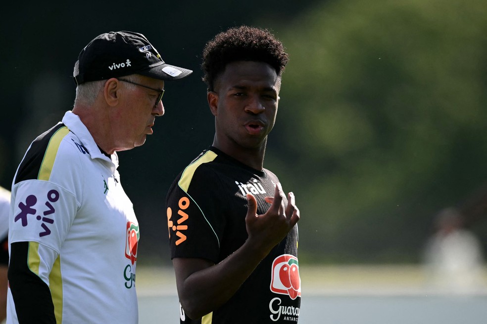 Carlo Ancelotti conversa com Vini Jr. em treino da seleção brasileira para a Copa do Mundo — Foto: MAURO PIMENTEL / AFP
