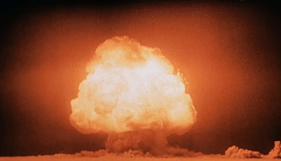 A explosão da bomba The Gadget num deserto americano, em 16 de julho de 1945 — Foto: Reprodução/Departamento de Energia dos Estados Unidos