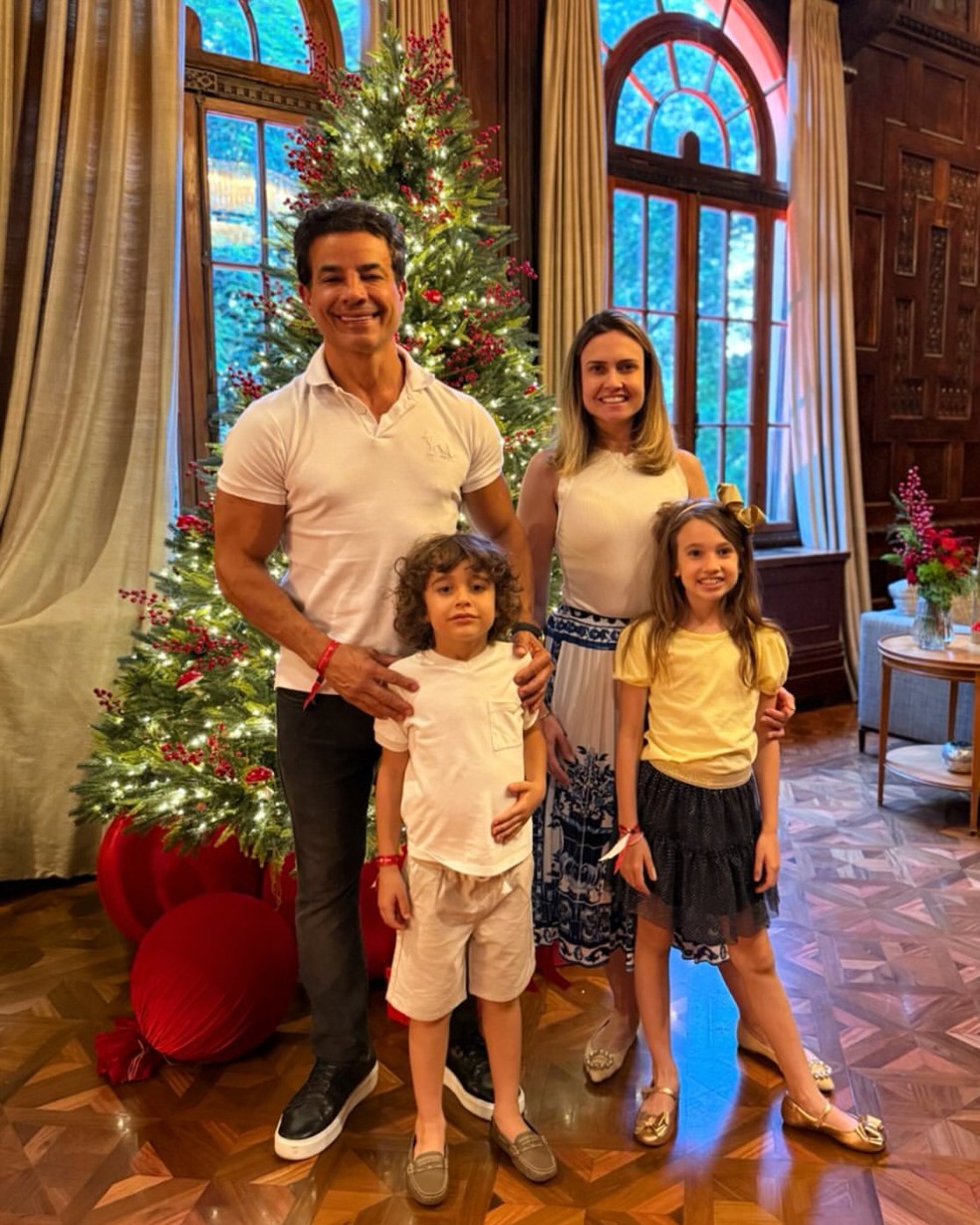 Anderson Di Rizzi com a esposa, Taise, e os filhos, Helena e Matteo — Foto: Reprodução/Instagram