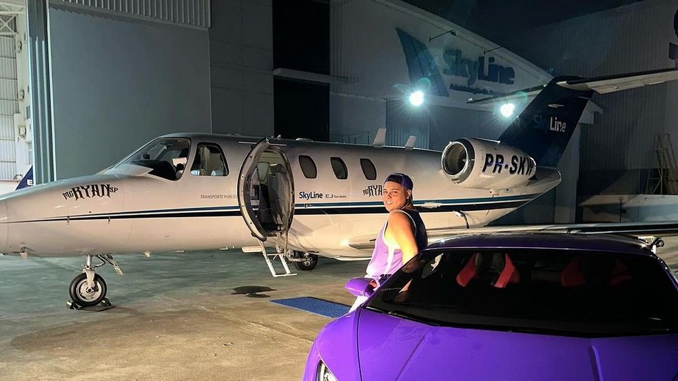 MC Ryan ostenta avião e carrão de R$ 4 milhões — Foto: Reprodução/Instagram