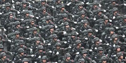 Coreia do Sul exibe força com primeiro desfile militar em uma década — Foto: Anthony WALLACE / AFP