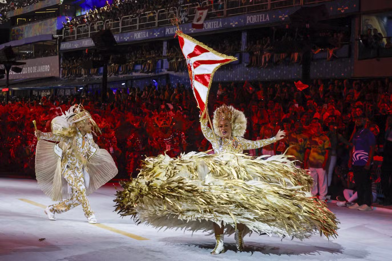 Mestre-sala e porta-bandeira — Foto: Domingos Peixoto / O Globo