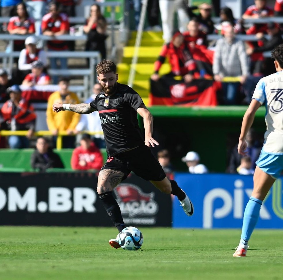 Modelo nunca foi clicada ao lado do zagueiro do Flamengo e mantém romance discreto com atleta