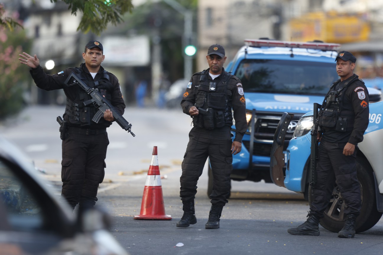 Na foto, policiais na Estrada do Itararé, que foi fechada pela PM. — Foto: Fabiano Rocha / Agência O Globo