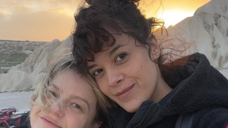 On air as Cecilia from Vale Tudo, Maeve Jenkings is dating director Karolina Markoix – Photo: Reproduction/Instagram