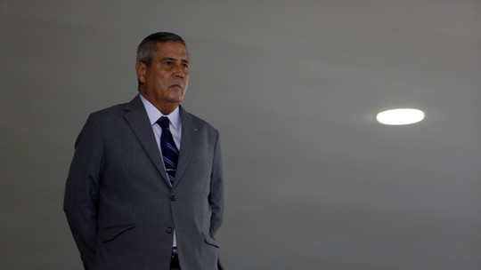 Cid afirmou em depoimento que Braga Netto entregou dinheiro em caixas de vinho para 'kids pretos' financiarem golpe