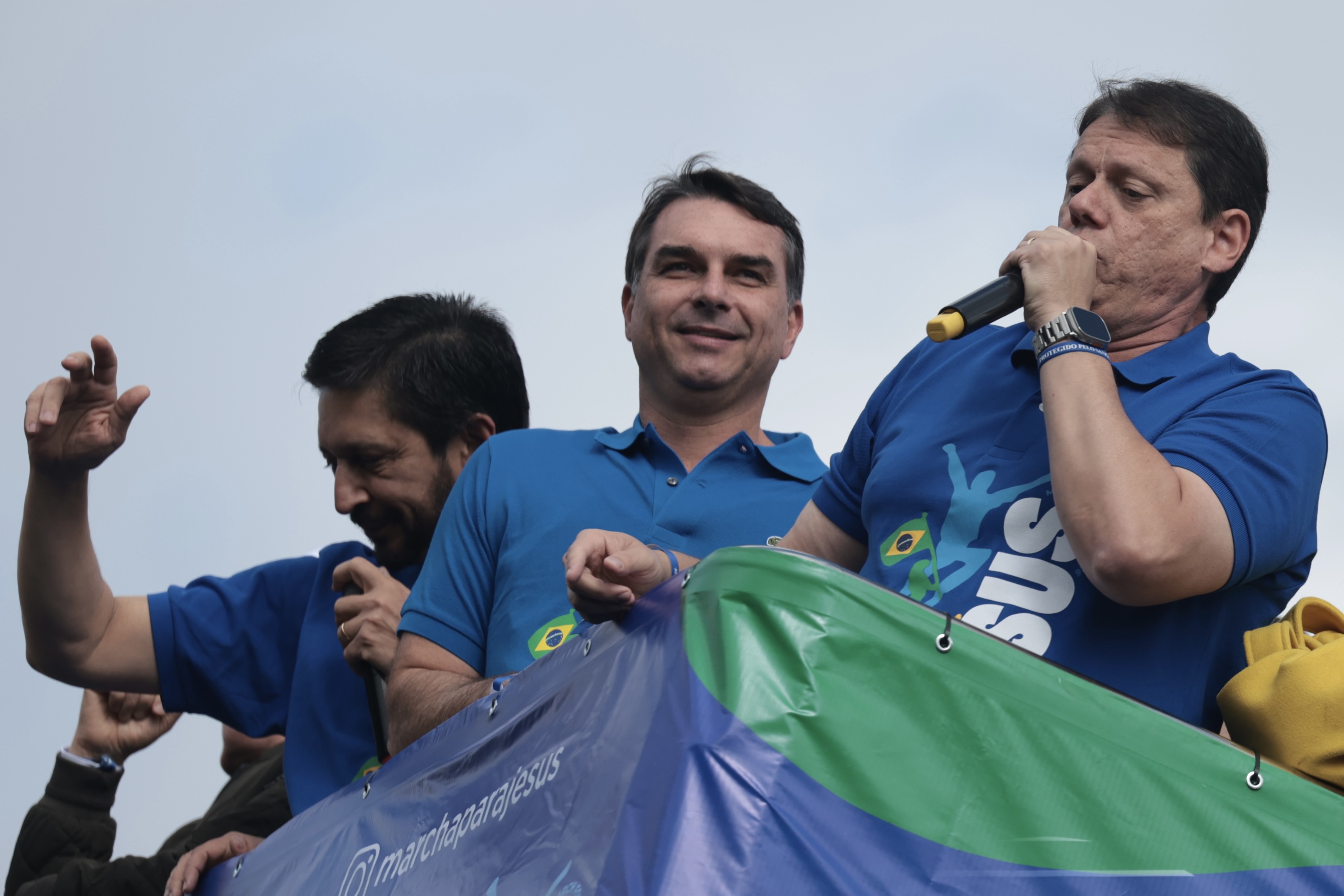 Juntos no palco, separados nas redes: Tarcísio ignora Flávio em postagens sobre a Marcha Para Jesus