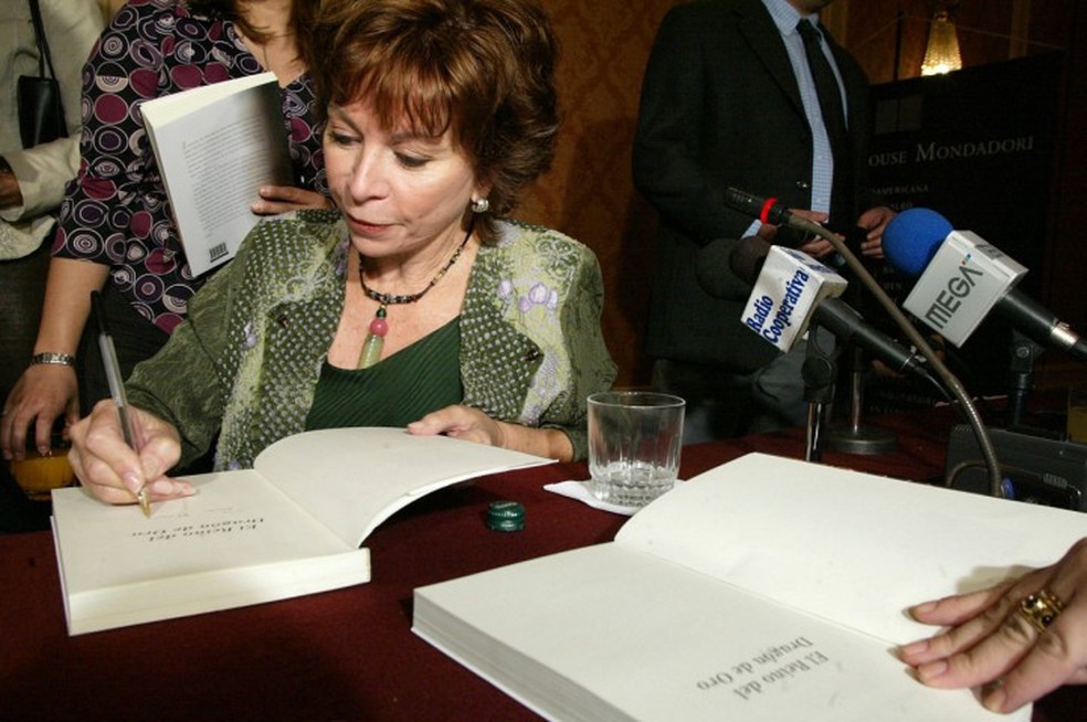 A escritora Isabel Allende em 2003, em noite de autógrafos — Foto: AFP PHOTO/Victor ROJAS
