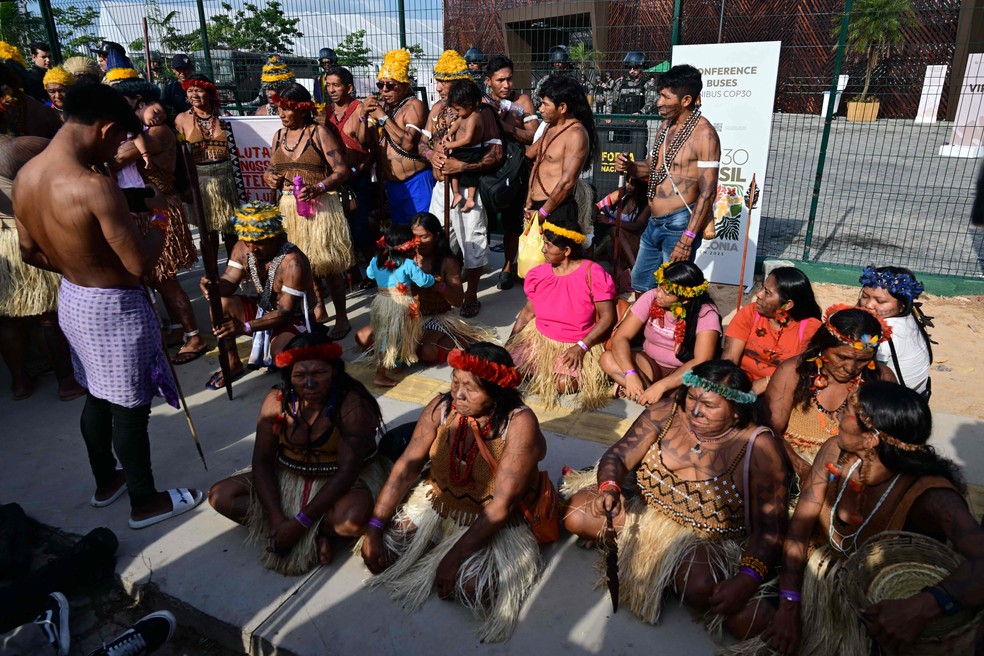 Munduruku indigenous people protest before COP30, demanding talks with Lula — Photo: Pablo Porciuncula/AFP