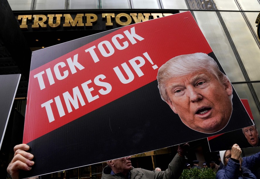 Manifestantes protestam em frente à Trump Tower em Nova York